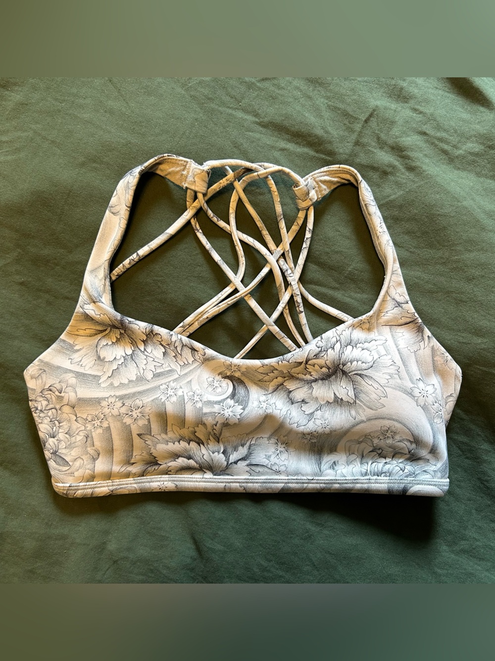 Lululemon free to be sports bra size 6
